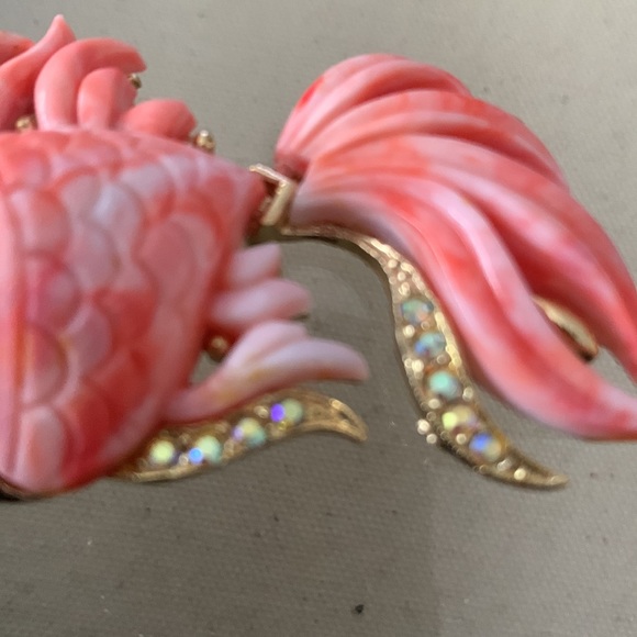 Unsigned, Hattie, Carnegie, salmon, colored Lucite angelfish with rhinestones - Picture 5 of 5